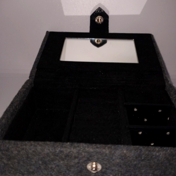 Mini gray jewelry box with snap button closure - Picture 2 of 9